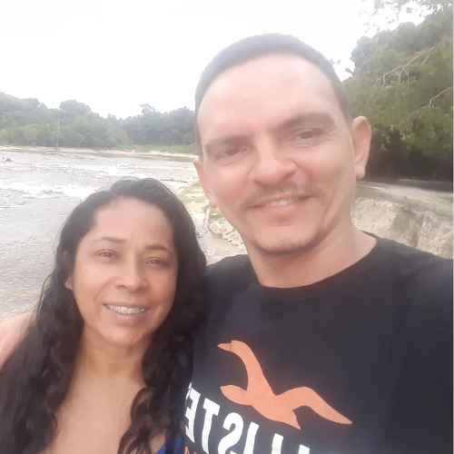 Eu e minha esposa Claudirene e um rio por trás